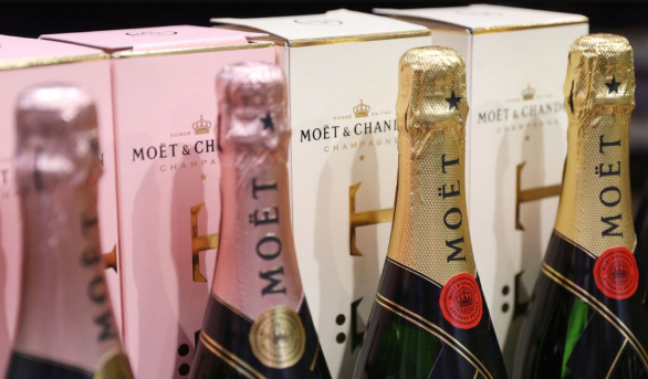 Трамп зазіхнув на "святе": Франція обурена через погрози на адресу шампанського